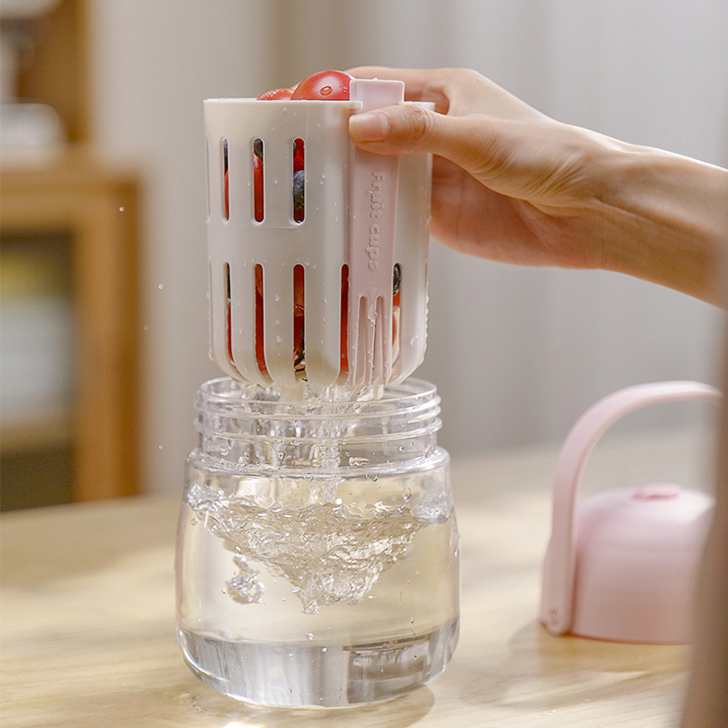 CrispLunch Pro: Salad Cup with Built-in Ice Pack & Drainable Desig